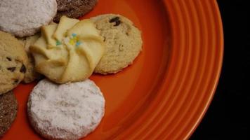 plan cinématique et rotatif de biscuits sur une assiette - cookies 312 video