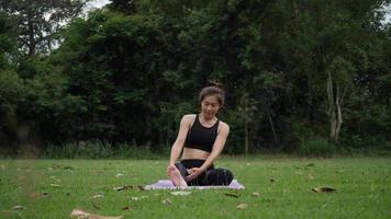 bella donna sta facendo yoga nel parco