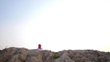 Silhouette eines Jungen, der Spaß hat, der als Superheld verkleidet ist, der in einem Feld läuft video