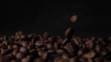 Grains de café torréfiés brun tombant sur un tas