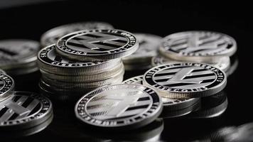 rotierende Aufnahme von Bitcoins (digitale Kryptowährung) - Bitcoin Litecoin 379 video