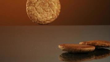 biscotti che cadono e rimbalzano in ultra slow motion (1.500 fps) su una superficie riflettente - cookies phantom 099 video