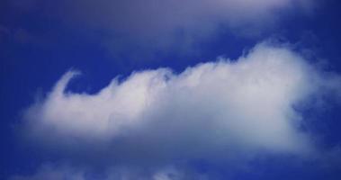 Laps de temps de cirrus lumineux et de nuages altocumulus se déplaçant sur un ciel bleu en 4k video