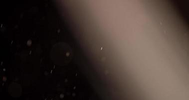 partículas suaves subindo rapidamente em fundo meio escuro em 4k video