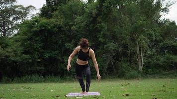 vacker kvinna gör yoga i parken video