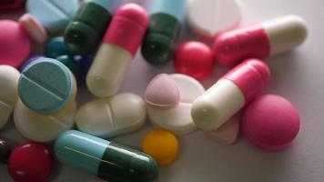 close-up van gezonde pillen draaien op tafel, gezond zorgconcept video