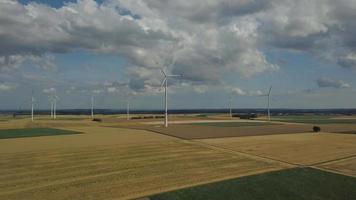 turbinas de viento en campos de maíz video