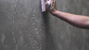 limpar paredes de cimento descobertas. video