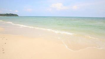 vackert hav och blå himmel vid Andamanhavet, Thailand video