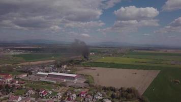 drone volando hacia un fuego en 4k