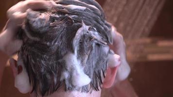 person tvättar hår 4k video