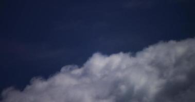 Laps de temps des cirrucumulus et des cumulus se déplaçant rapidement en 4k video