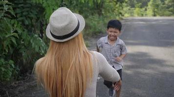 mãe abraçando o filho em câmera lenta video