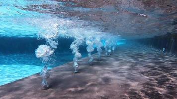 bulles dans la piscine en 4k video