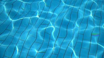 eau bleue pure dans la piscine avec des reflets lumineux. Mouvement vidéo 4k