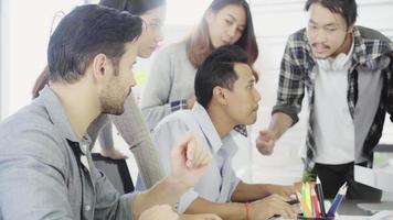 groupe de jeunes cocomères discutant ensemble d'un projet créatif pendant le processus de com video