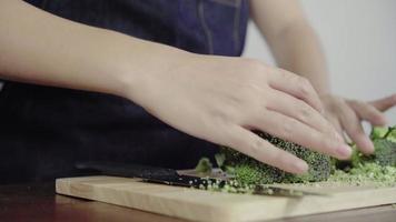 chef picando brócolis video