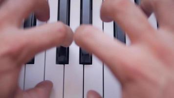 mãos batendo no piano aleatoriamente video
