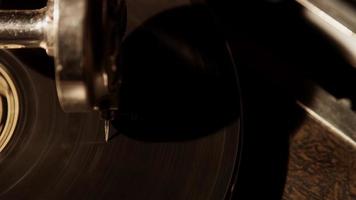Extreme Nahaufnahme von Reproduzierernadel und alter Vinylscheibe, die sich auf einem klassischen Plattenspieler in 4k dreht video