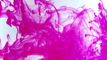 roze inkt beweegt in water video