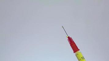seringa de insulina pingando líquido amarelo video