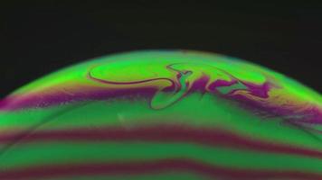 close up de bolha de sabão verde e roxo