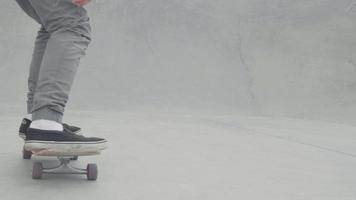 foto de viagem seguindo um homem patinando em uma rampa de concreto video