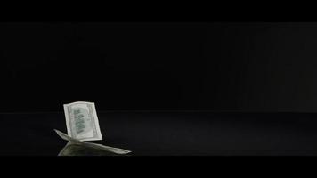 amerikanische 100-Dollar-Scheine fallen auf eine reflektierende Oberfläche - Geld 0011 video