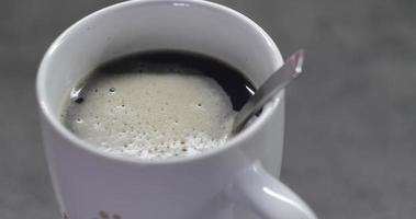 Tasse Kaffee mit weißem Schaum video