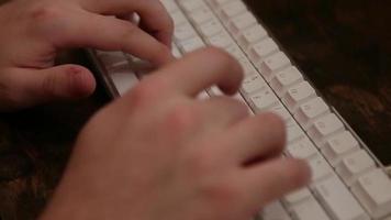 Een draadloos toetsenbord dat wordt gebruikt video