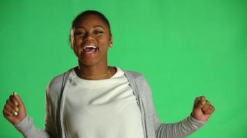 jonge afro-amerikaanse vrouw lachen dansen 2 video