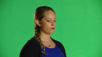 blond kvinna skakar huvudet i oenighet video