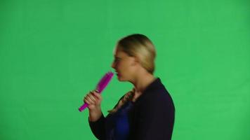 mulher cantando e dançando clipe de estúdio
