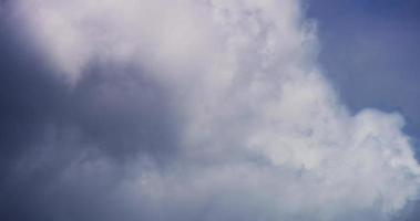 Laps de temps de cirrus bleu clair et de cumulus se déplaçant sur un ciel bleu en 4k video