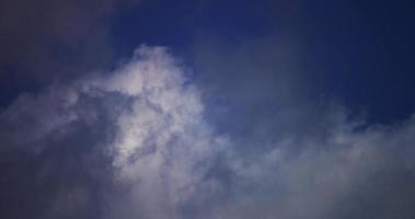 Zeitraffer von grauen und weißen Cumuluswolken, die sich in 4k auf blauem Himmel bewegen video