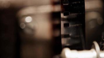 close-up extremo de projetor de filme 8mm mostrando o filme se movendo e terminando em 4k video