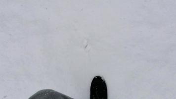 botas negras caminando en la nieve fresca pov | material de archivo gratis video