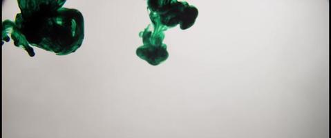 plantilla dinámica de tinta verde moviéndose sobre el agua en 4k video