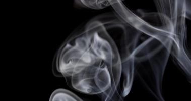 suaves líneas finas de humo blanco que crean un gran patrón de espirales y remolinos en 4k video