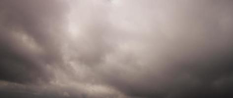 close-up de nuvens cinzentas movendo-se no céu preparando-se para a tempestade em 4k video