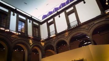 Vista baja panorámica del primer piso del palacio de Iturbide, México