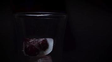 hielo con uvas en agua mineral video