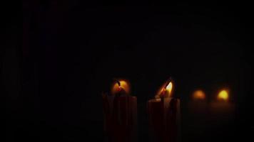 zwei blutige Kerzen gehen aus video