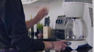 close-up van de jonge vrouw die een koffiemachine aanzet video