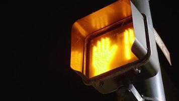 Fotografía nocturna de semáforo peatonal centelleante video