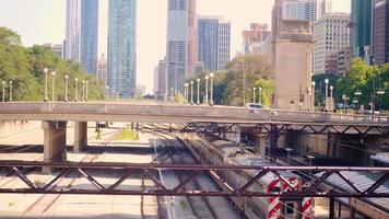 Vue aérienne de la gare avec rue et bâtiments en arrière-plan video