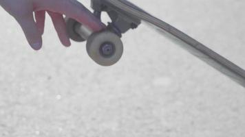 close-up van de mens die een wiel van zijn skateboard rolt video