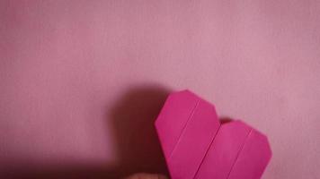 coeurs origami sur fond rose video