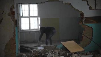 Hombre deprimido y enojado lanza a Brett por la habitación en una casa abandonada video