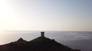 volando hacia una torre genovesa en 4k video